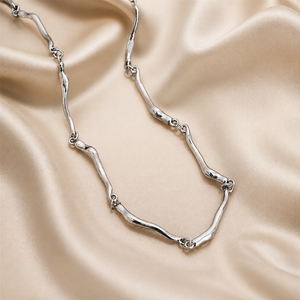 White gold necklace with an interwoven wave motif