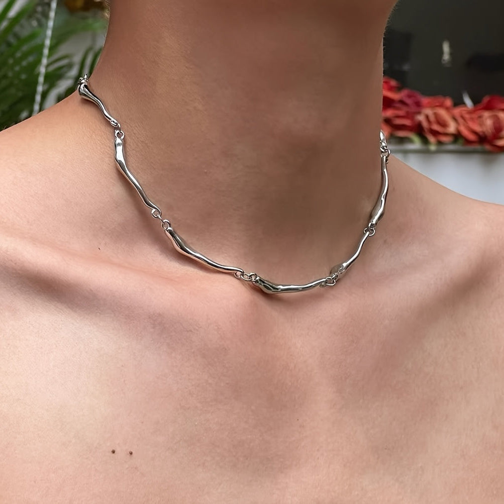 White gold necklace with an interwoven wave motif