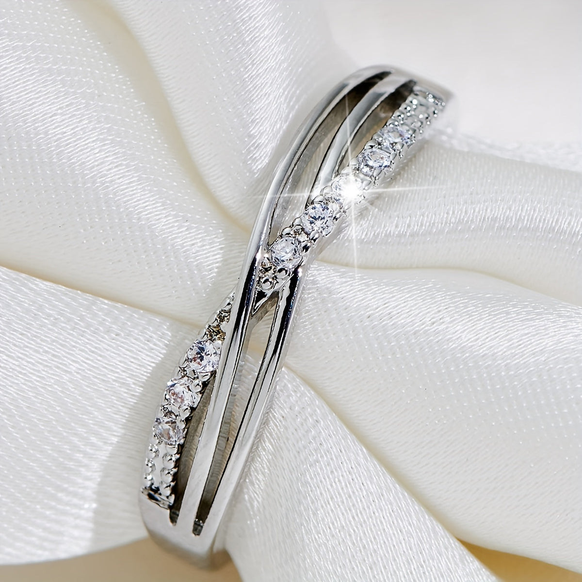 White gold and zirconia daytime ring
