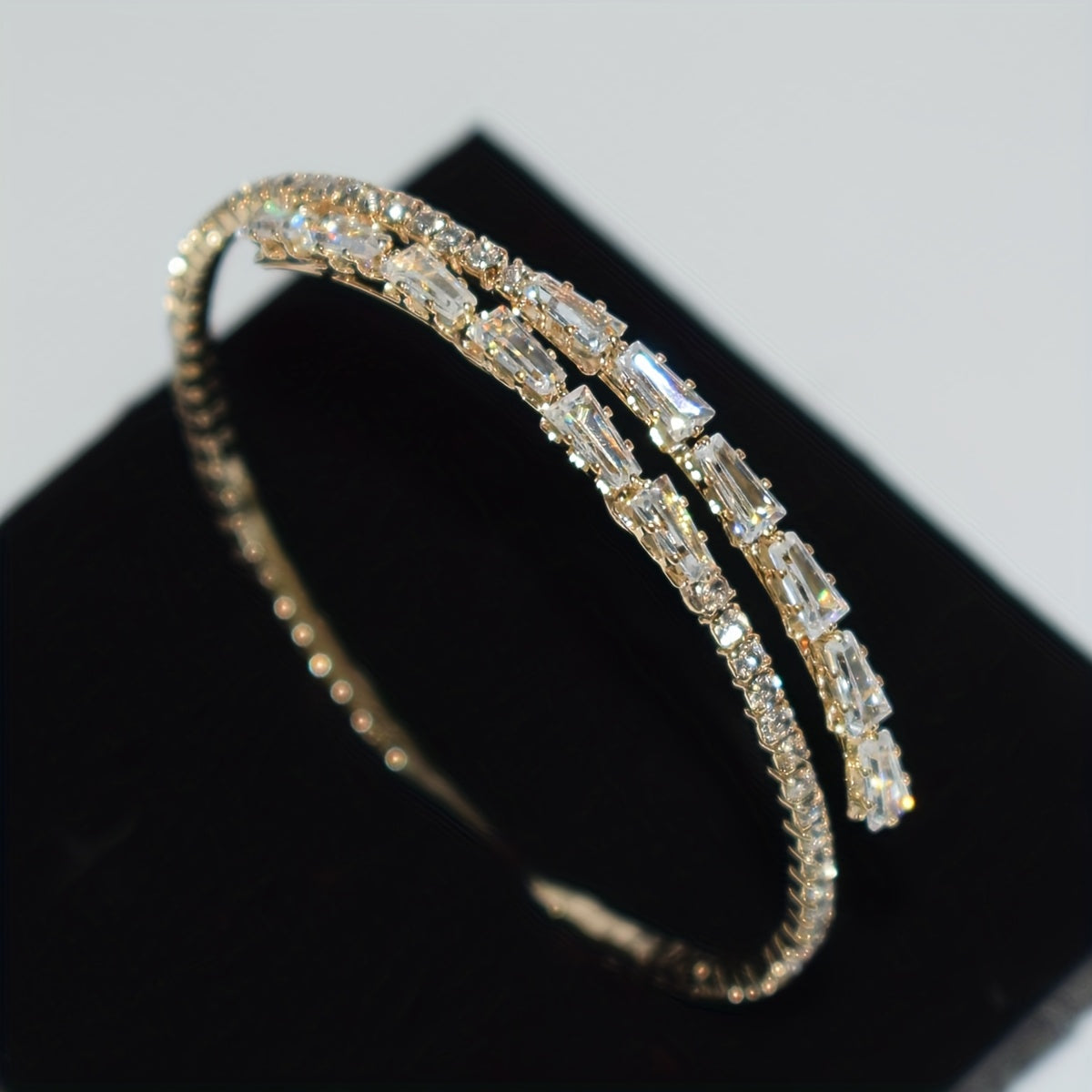Elegant white gold bracelet with cubic zirconia
